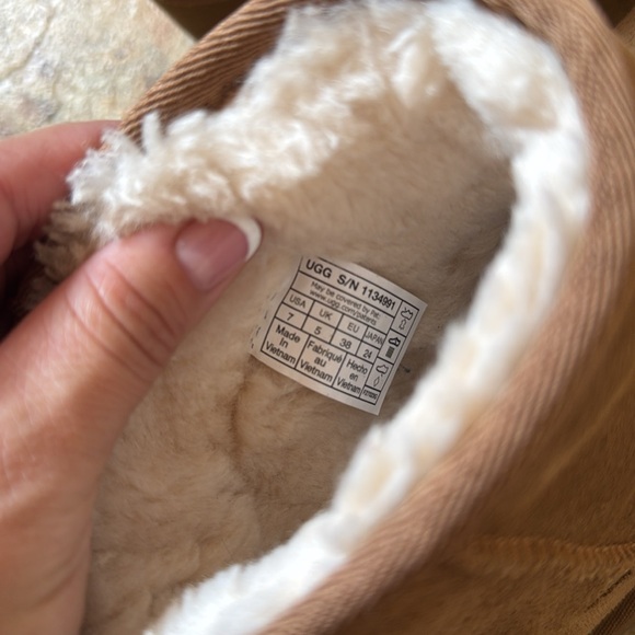 Ugg classic ultra mini platforms! Size 7. GREAT condition! 🤎 - Picture 2 of 5